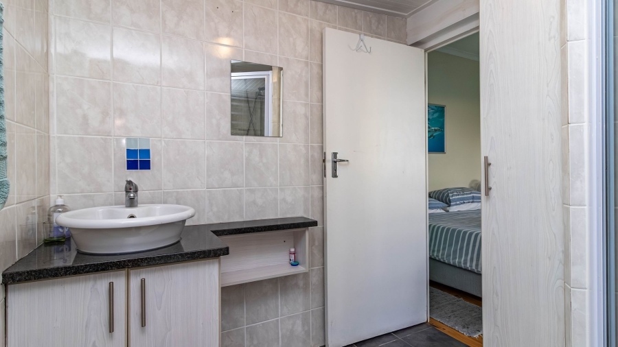 4 Bedroom Property for Sale in Perlemoenbaai Western Cape